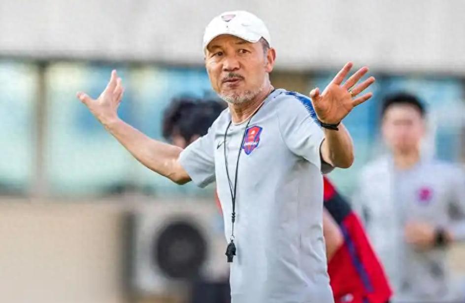 張外龍險勝換帥德比！6年之后再成重慶足球功臣，馮峰不是失敗者